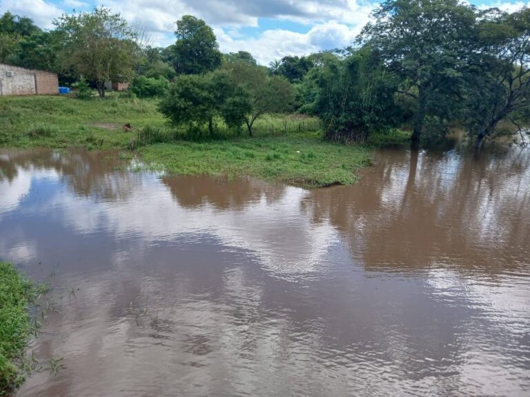 ALERTA EN LA ESCONDIDA: LA CRECIDA DEL RÍO NEGRO MANTIENE EN VILO A LOS VECINOS