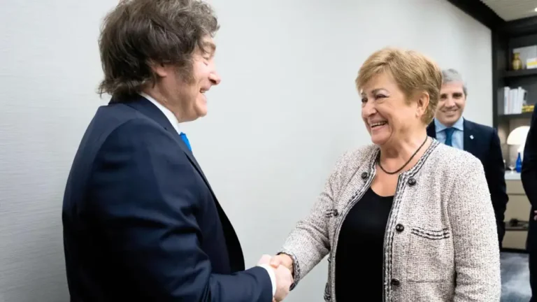 El FMI presiona por más Ganancias y ajuste previsional: el costo recaería sobre trabajadores y monotributistas
