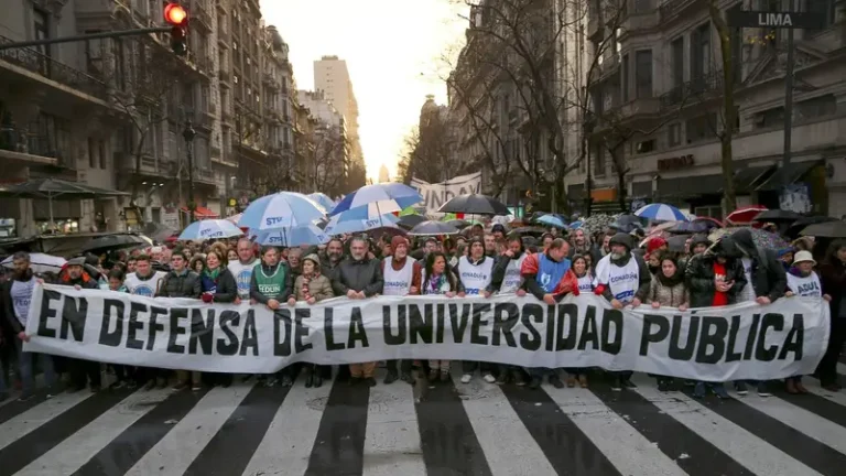 LAS UNIVERSIDADES SALEN A LA CALLE Y PONEN EN JAQUE A MILEI