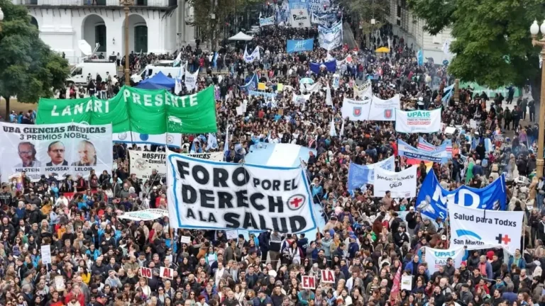 “LA SALUD NO PUEDE ESPERAR”: MILES DE PERSONAS MARCHARON CONTRA EL AJUSTE Y ALERTAN POR HOSPITALES COLAPSADOS