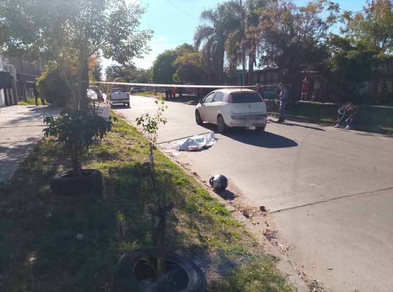 Tragedia vial en Resistencia: murió una motociclista de 30 años tras un choque con un auto