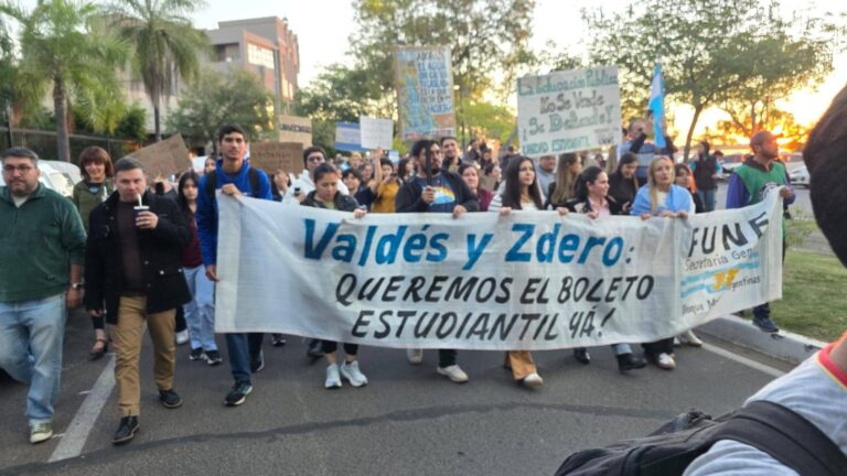 MULTITUDINARIA MARCHA UNIVERSITARIA EN CHACO Y CORRIENTES CONTRA EL AJUSTE DE MILEI