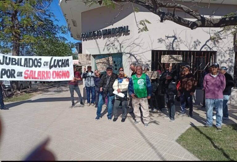 “Con 150 mil pesos no se puede vivir”: fuerte protesta de jubilados municipales en Sáenz Peña