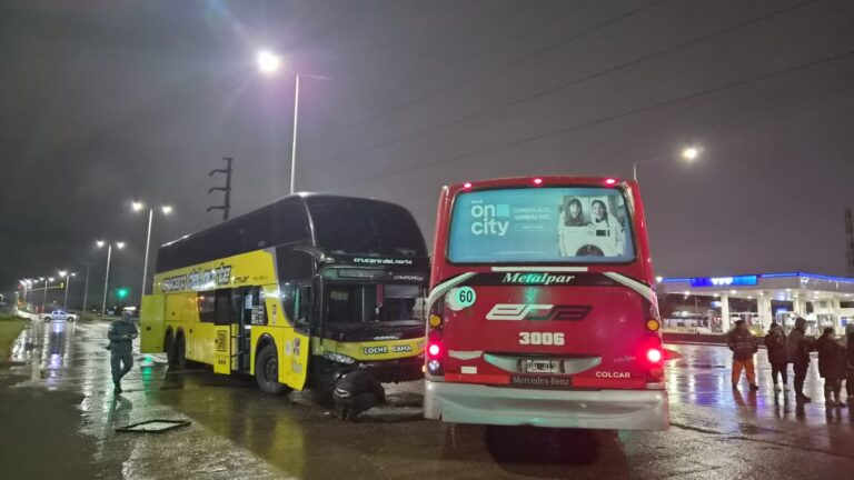 Choque entre dos colectivos en Ruta 11 y avenida Alvear: un pasajero resultó lesionado