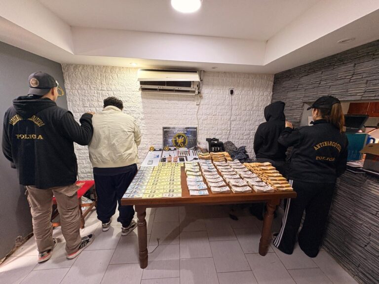 GOLPE ANTIDROGAS EN CHARATA: SECUESTRAN COCAÍNA, MÁS DE $26 MILLONES, ARMAS Y DÓLARES FALSOS