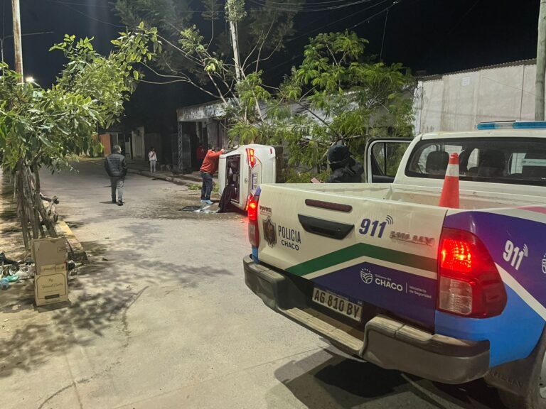 UN AUTOMÓVIL VOLCÓ TRAS UN DESPISTE EN LA MADRUGADA