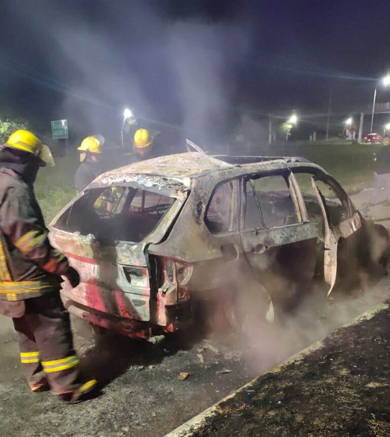Un automóvil se incendió sobre Ruta 16 y fue destruido por las llamas