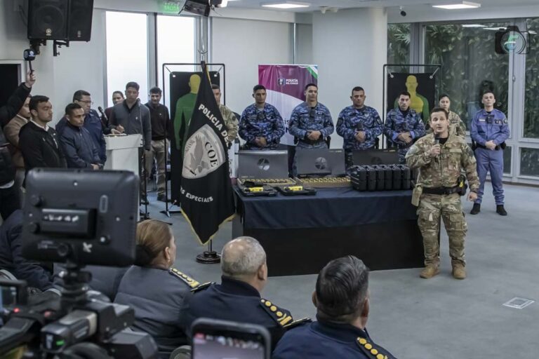 ZDERO PRESENTÓ LAS PISTOLAS TASER QUE UTILIZARÁ LA POLICÍA DEL CHACO