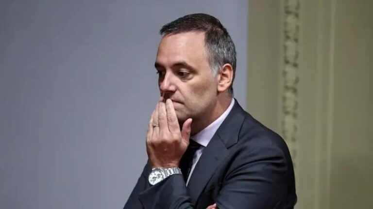 Peritarán el celular del contratista de Adorni