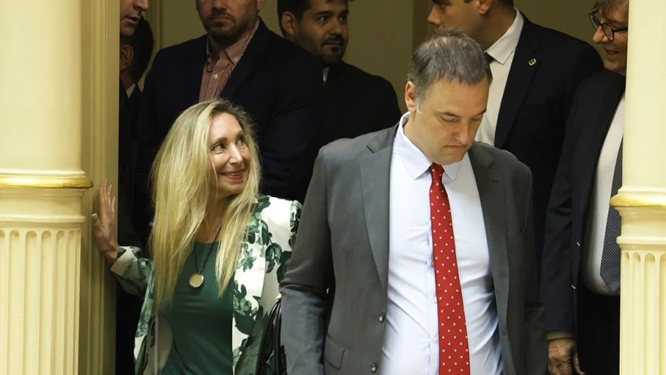 CRECEN LAS VERSIONES SOBRE UNA POSIBLE SALIDA DIPLOMÁTICA DE ADORNI EN MEDIO DE LA POLÉMICA POR SU DECLARACIÓN JURADA