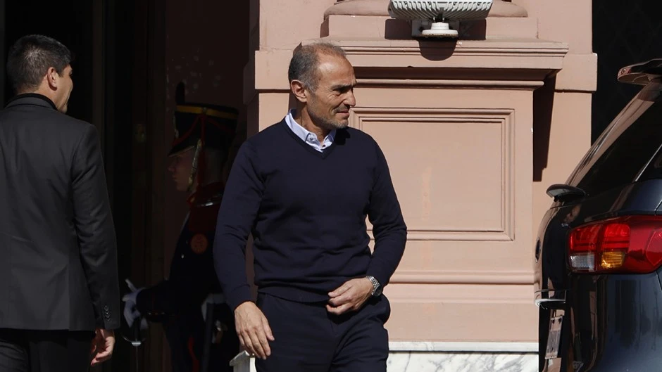 MANIOBRA DE ÚLTIMO MOMENTO PARA EVITAR LA INTERPELACIÓN A ADORNI