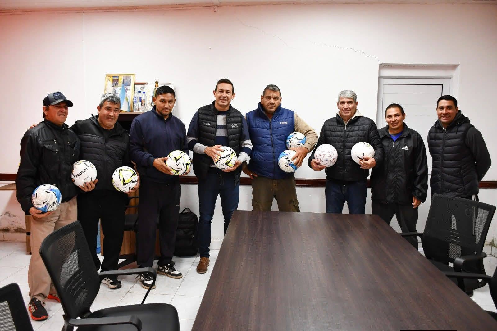 LA ESCONDIDA: ALFREDO CABALLERO ENTREGÓ PELOTAS A CLUBES LOCALES Y RATIFICÓ SU APOYO AL DEPORTE INFANTIL