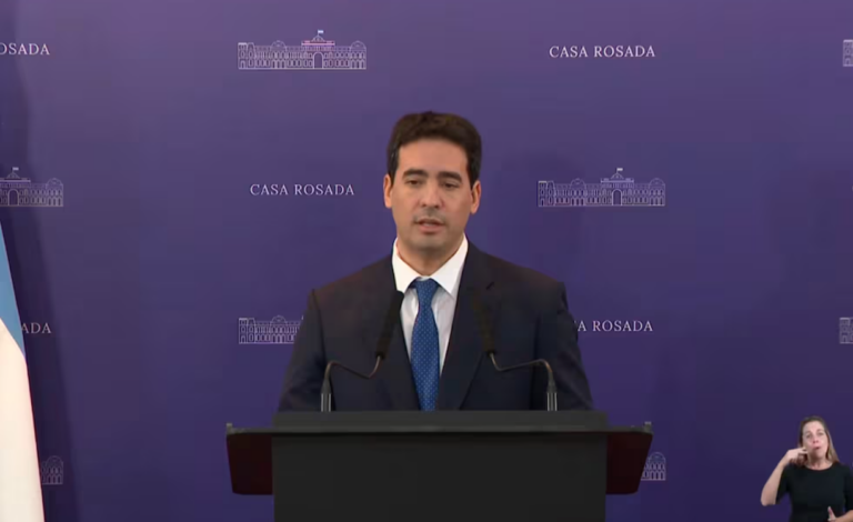 Adrián Ravier evitó preguntas sobre Adorni en su debut como vocero presidencial