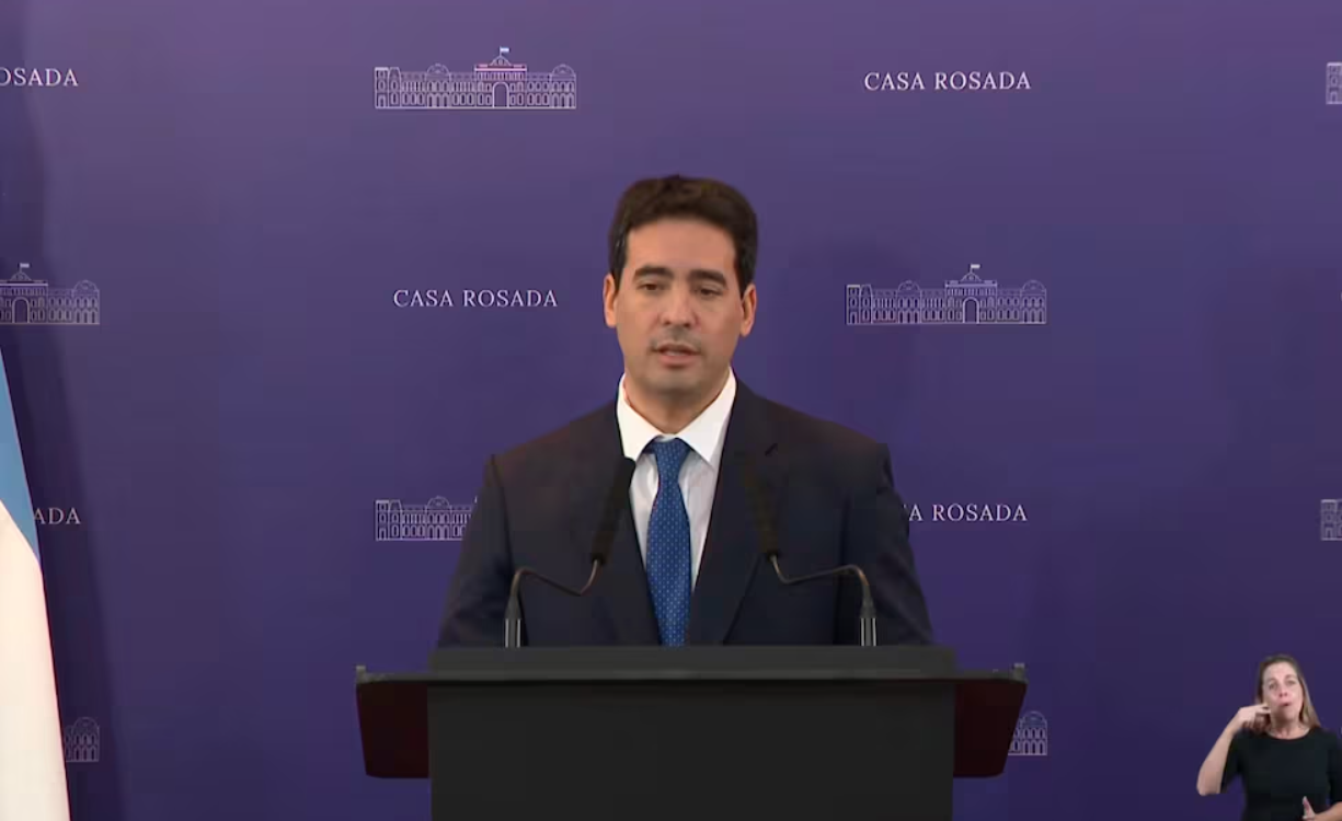 Adrián Ravier evitó preguntas sobre Adorni en su debut como vocero presidencial