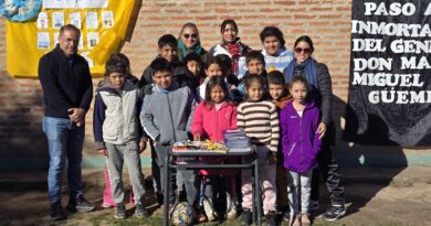 Colonia Elisa: alumnos de 4° grado recibieron guardapolvos para la Promesa de Lealtad a la Bandera