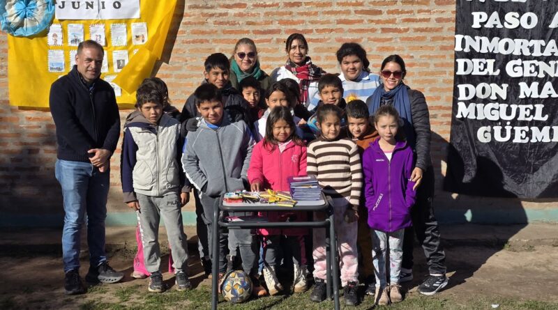 Colonia Elisa: alumnos de 4° grado recibieron guardapolvos para la Promesa de Lealtad a la Bandera