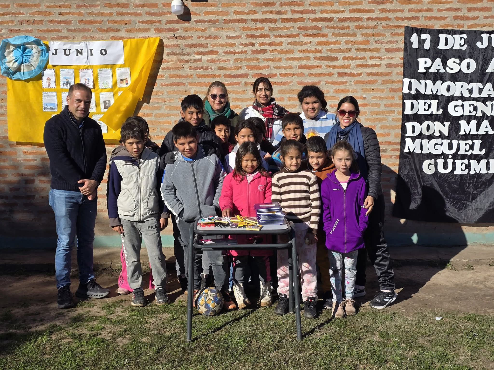 Colonia Elisa: alumnos de 4° grado recibieron guardapolvos para la Promesa de Lealtad a la Bandera