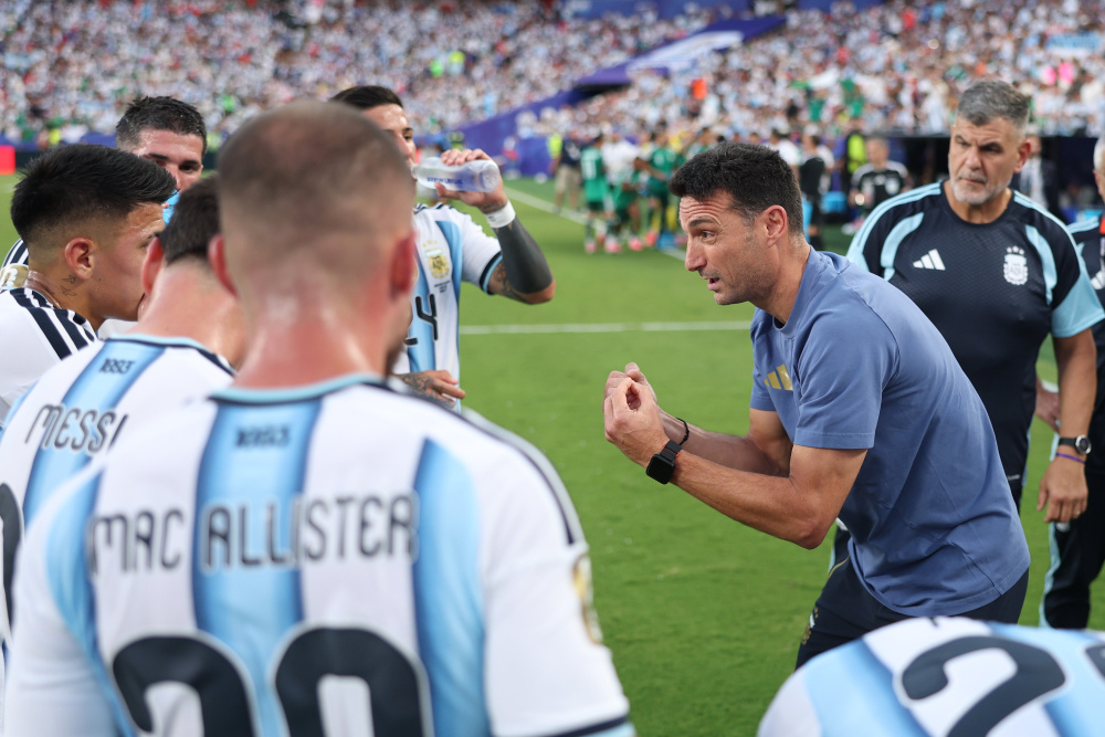 SCALONI DESTACÓ EL TRIUNFO ANTE ARGELIA Y ELOGIÓ A MESSI: «HASTA QUE QUIERA, SERÁ EL MEJOR»