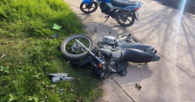 COLONIA ELISA: VIOLENTO CHOQUE ENTRE MOTOCICLETAS DEJÓ A UNA MUJER CON GRAVE FRACTURA