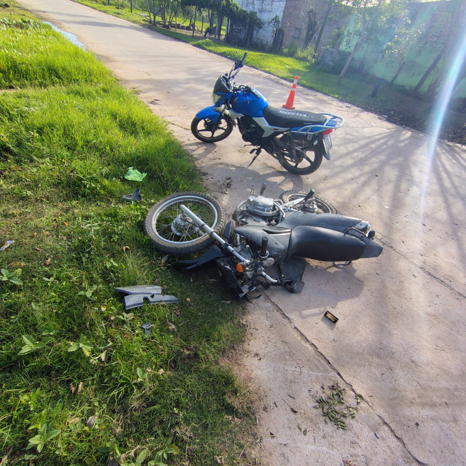 COLONIA ELISA: VIOLENTO CHOQUE ENTRE MOTOCICLETAS DEJÓ A UNA MUJER CON GRAVE FRACTURA