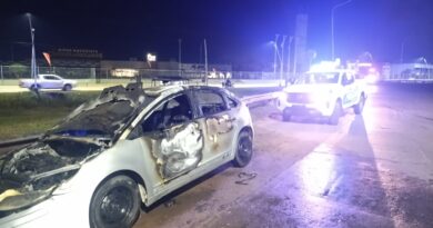 Resistencia: un automóvil se incendió mientras circulaba por Ruta 16 y fue consumido por las llamas