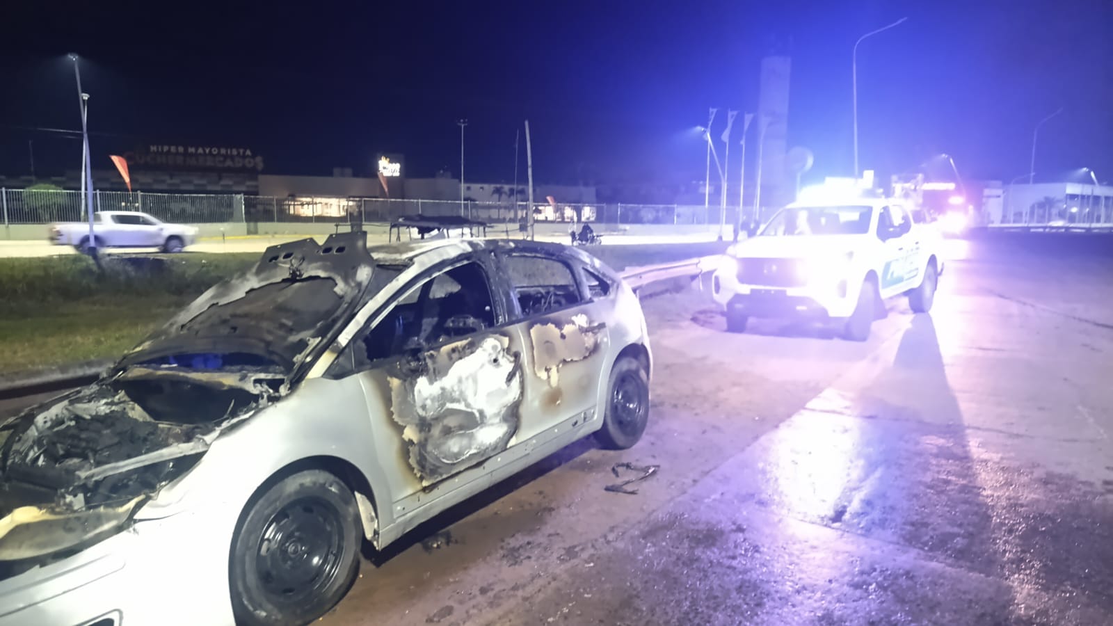 Resistencia: un automóvil se incendió mientras circulaba por Ruta 16 y fue consumido por las llamas