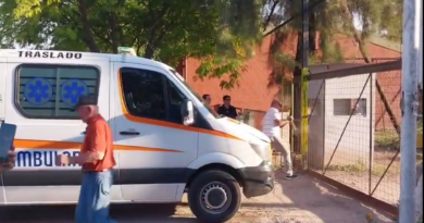 POLÉMICA EN EL HOSPITAL 4 DE JUNIO: UNA AMBULANCIA CON UNA PARTURIENTA DEBIÓ ESPERAR POR UN PORTÓN CERRADO