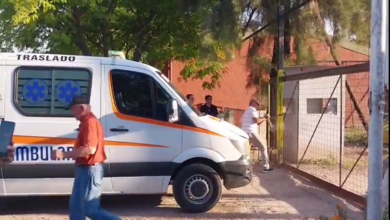 POLÉMICA EN EL HOSPITAL 4 DE JUNIO: UNA AMBULANCIA CON UNA PARTURIENTA DEBIÓ ESPERAR POR UN PORTÓN CERRADO