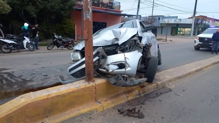 Resistencia: perdió el control del automóvil y chocó contra una columna del cantero central