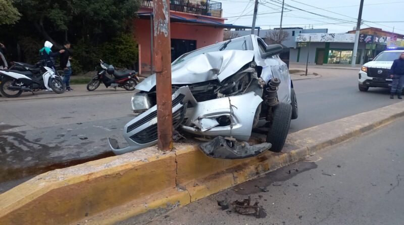 Resistencia: perdió el control del automóvil y chocó contra una columna del cantero central