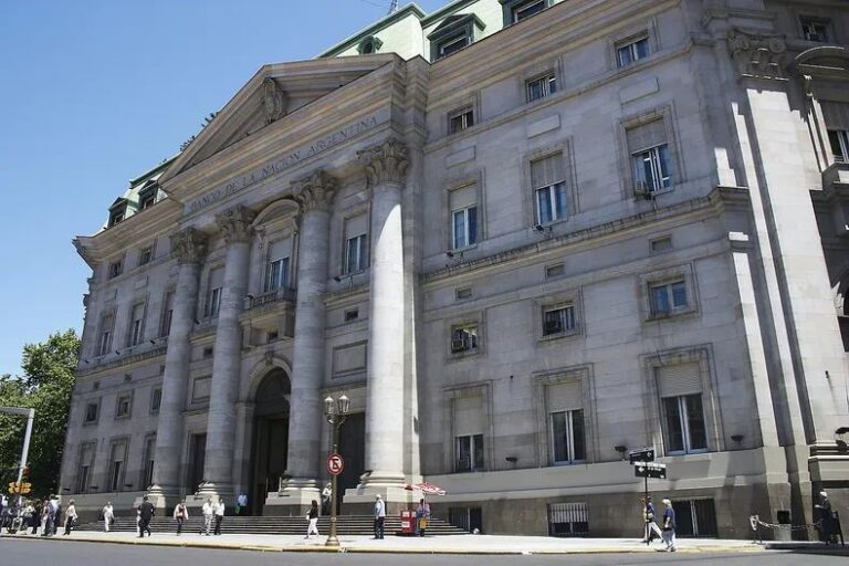 El Banco Central habilitó las cuentas sueldo en dólares para que las empresas puedan pagar salarios en esa moneda