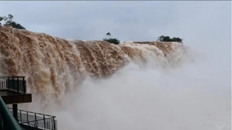Crecida del río Iguazú: cerraron preventivamente el acceso a la Garganta del Diablo