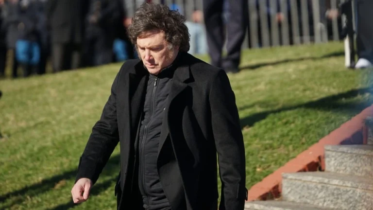 Milei cuestionó a la Selección por la bandera de Malvinas y defendió la vía diplomática para el reclamo de soberanía