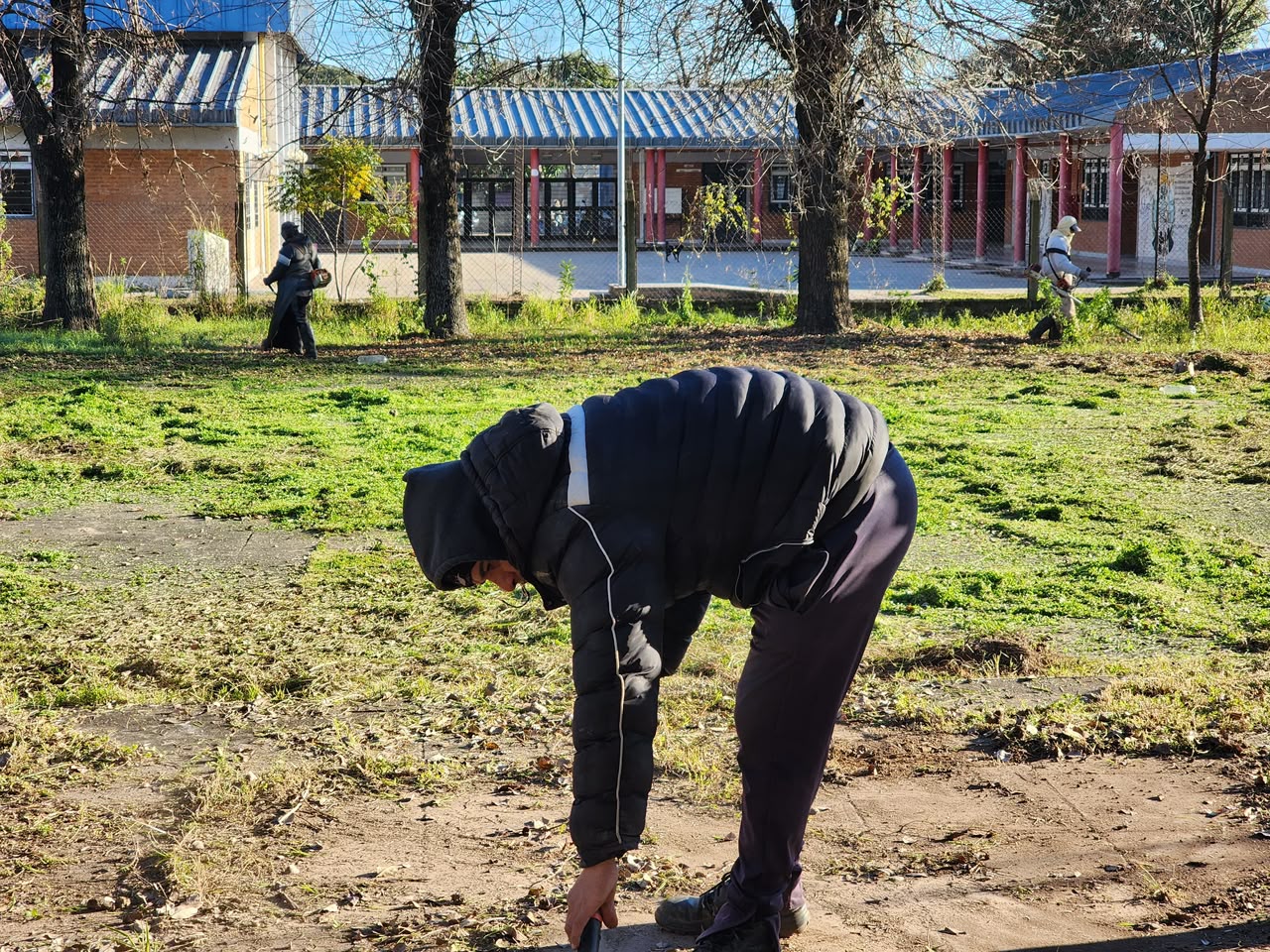 El Municipio de Colonia Elisa realizó trabajos de limpieza y mantenimiento en la Escuela de Formación Profesional N.º 55