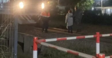 Charata: un policía evitó una tragedia al rescatar a una mujer que intentaba arrojarse al paso de un tren