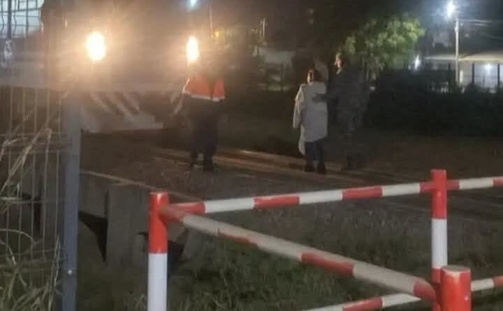 Charata: un policía evitó una tragedia al rescatar a una mujer que intentaba arrojarse al paso de un tren