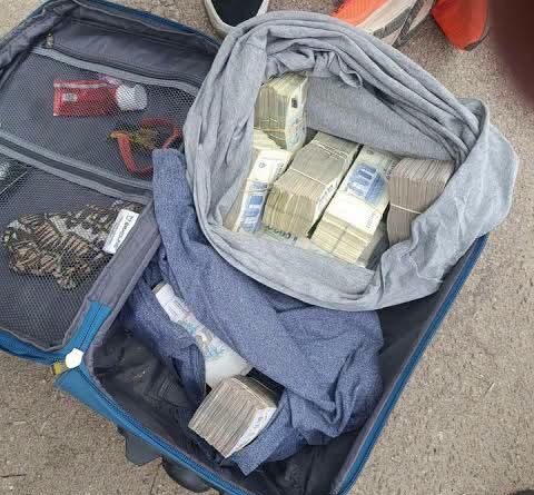 Encontró una mochila con casi $90 millones al costado de una ruta y terminó detenido