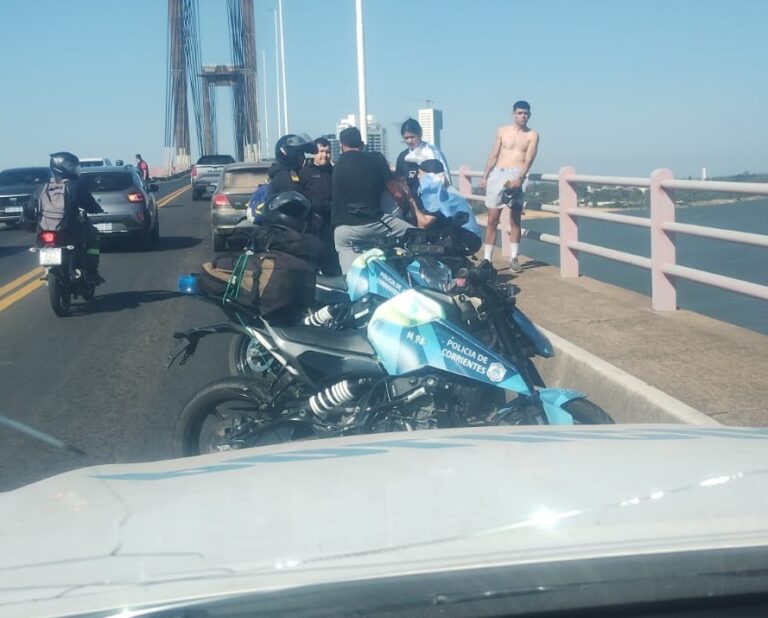 Evitaron una tragedia en el Puente General Belgrano: rescataron a una mujer que intentaba quitarse la vida