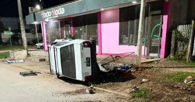General San Martín: perdió el control, chocó contra un basurero y terminó con el auto volcado