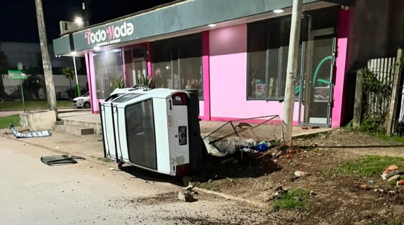 General San Martín: perdió el control, chocó contra un basurero y terminó con el auto volcado