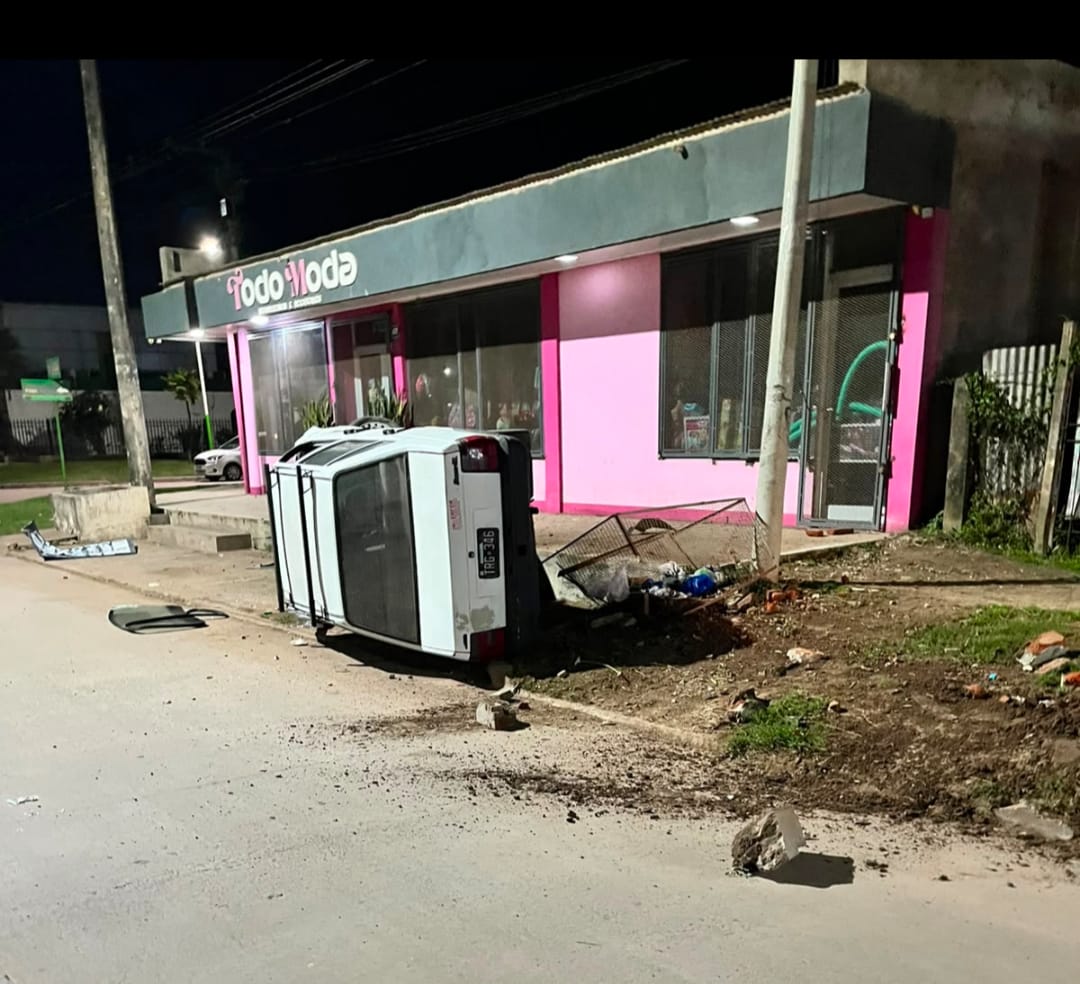 General San Martín: perdió el control, chocó contra un basurero y terminó con el auto volcado