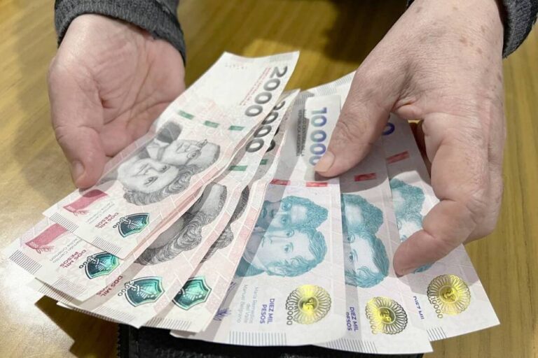 Los salarios registrados perdieron contra la inflación en ocho de los últimos nueve meses