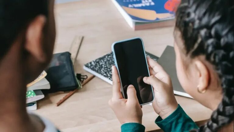 Francia aprobó prohibir las redes sociales a menores de 15 años y será el primer país de la Unión Europea en aplicar la medida