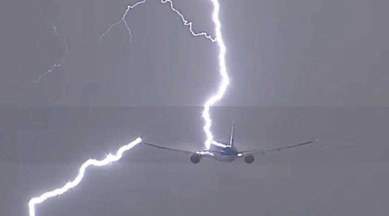 Un avión fue alcanzado por un rayo cuando intentaba aterrizar en Buenos Aires y debió regresar a Neuquén