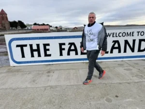 Un veterano volvió a Malvinas después de 44 años y cumplió una promesa: hizo flamear la bandera argentina