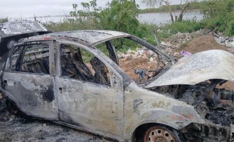 Encontraron incendiado un auto que estaría vinculado al robo de USD 100 mil a una inmobiliaria en Corrientes