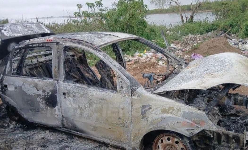 Encontraron incendiado un auto que estaría vinculado al robo de USD 100 mil a una inmobiliaria en Corrientes
