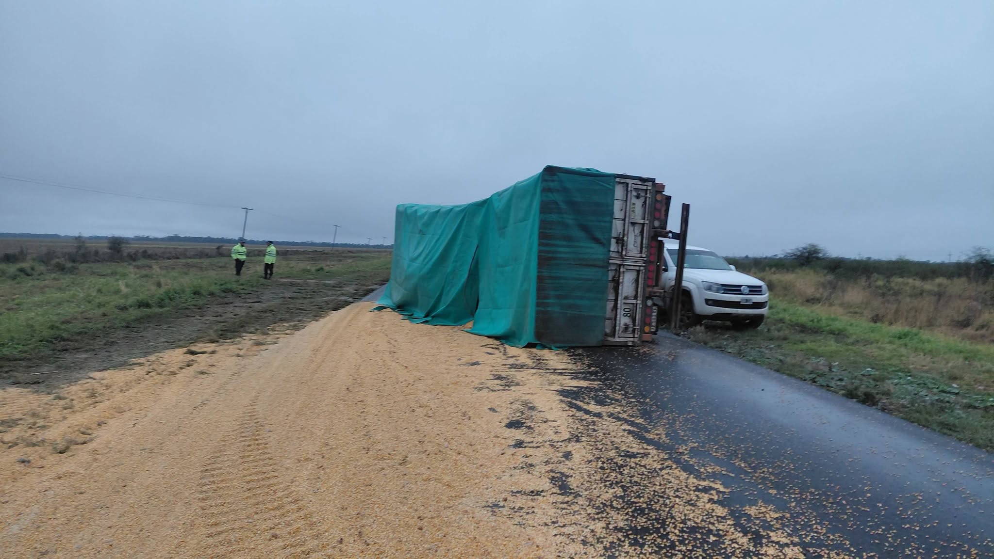 Camión cargado con maíz volcó sobre la Ruta 5 y bloqueó ambos carriles cerca de General Pinedo