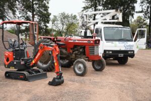 La Escondida incorporó un tractor, una mini excavadora y una hidrogrúa con inversión municipal