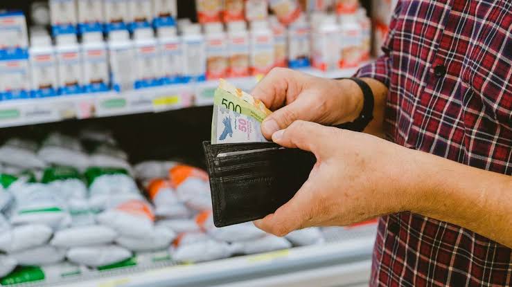 La inflación volvió a superar el 2%: cuánto necesitó una familia para no caer en la pobreza